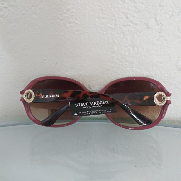 NWT STEVE MADDEN SUNGLASSES WITH RHINESTONES - Picture 3 of 4